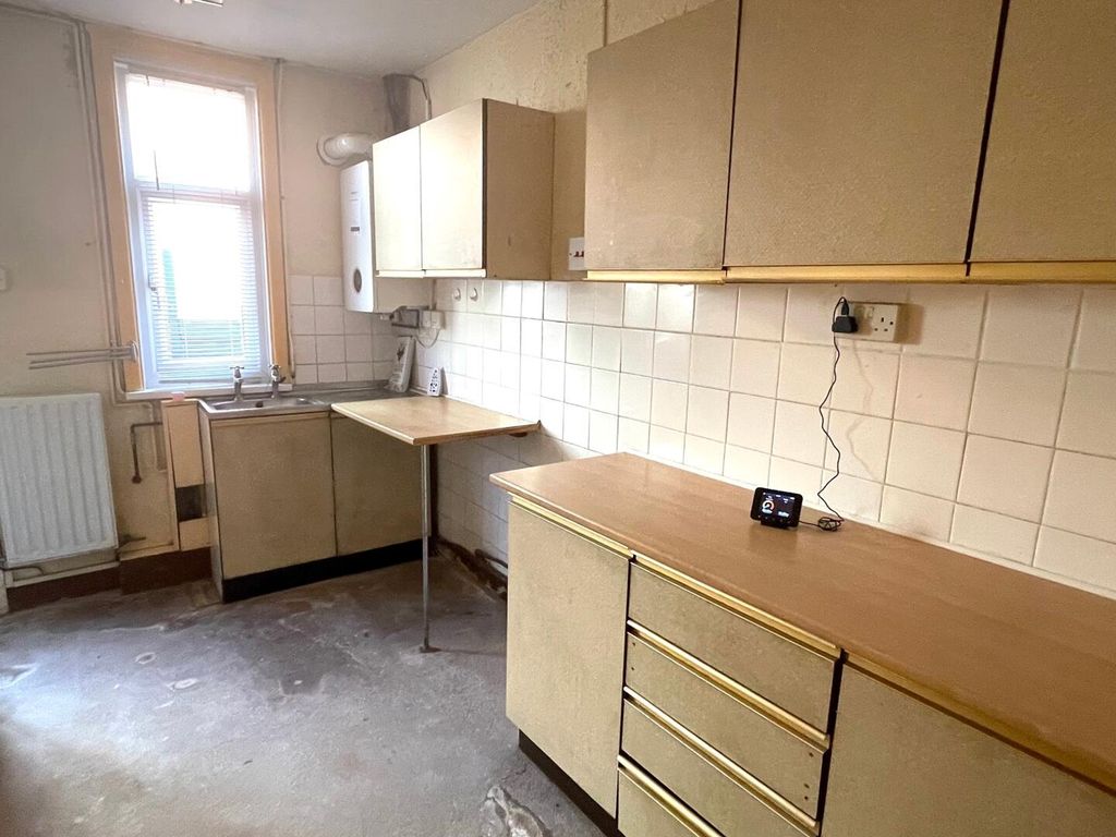 Property photo 3 of 17 Kitchen