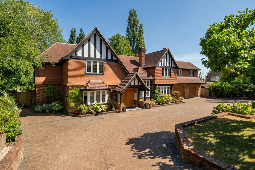 5 bed detached house for saleWoodhill Avenue, Gerrards Cross, Buckinghamshire SL9