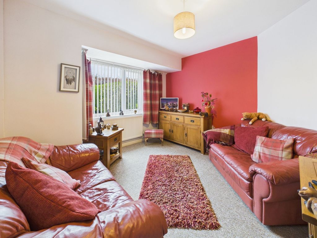 Property photo 3 of 13 Lounge