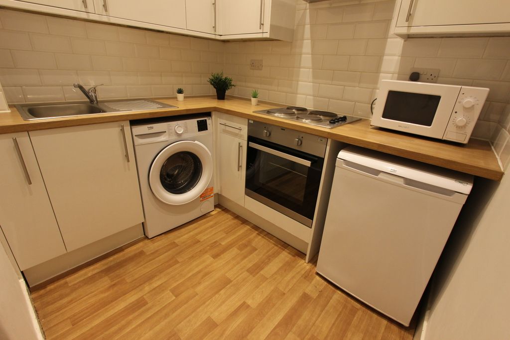 Property photo 3 of 6 Kitchen