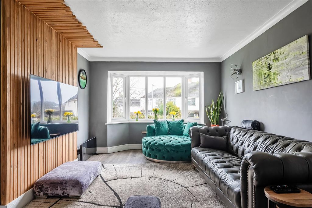 Property photo 3 of 19 48-Hilley-Field-Lane-18.Jpg