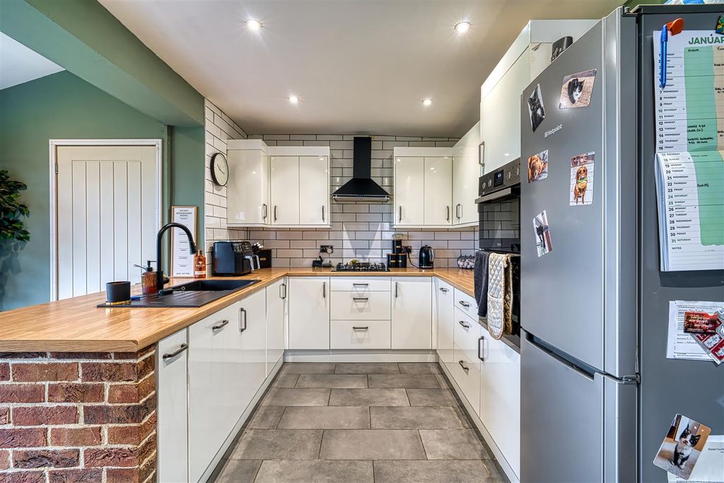 Property photo 3 of 10 Kitchen