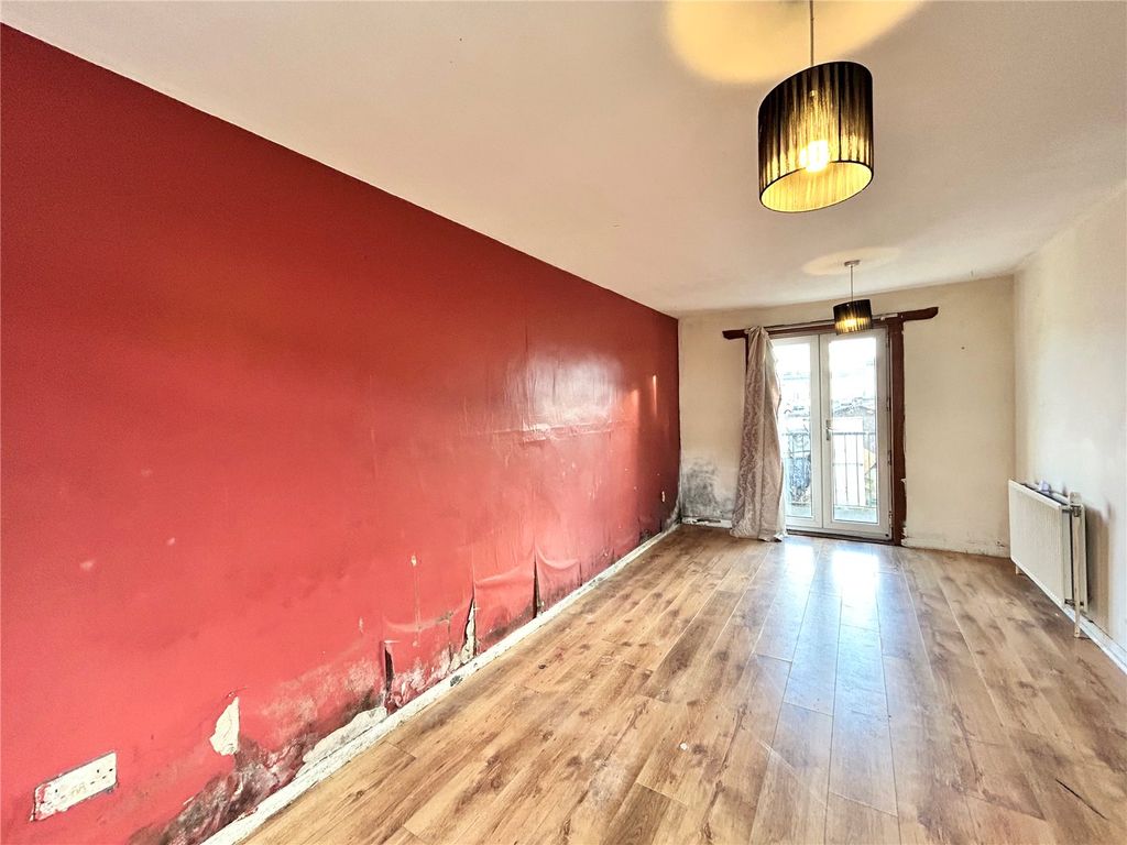 Property photo 3 of 5 Lounge