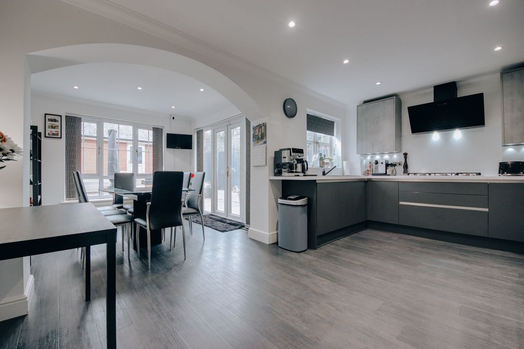 Property photo 1 of 16 Open-Plan Kitchen/Dining Room