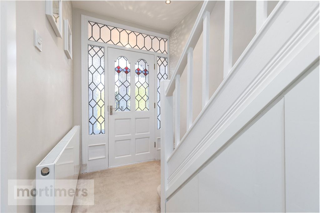 Property photo 3 of 22 Entrance Hall