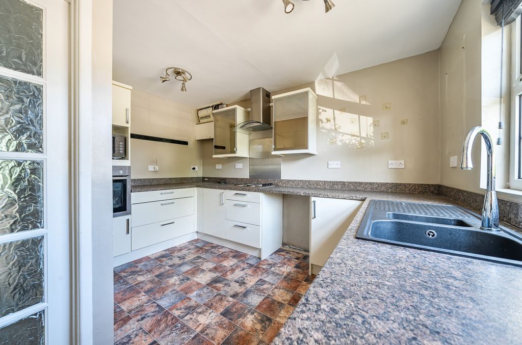 Property photo 3 of 33 1294563-35-682B75...