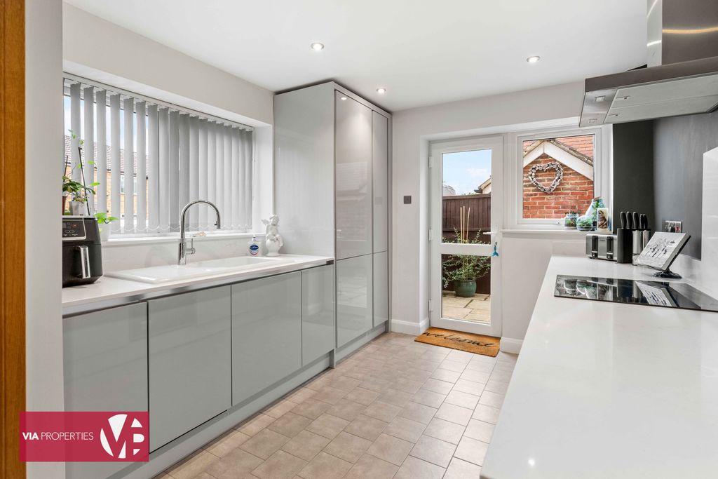 Property photo 3 of 26 36 Palmers Grove Nazeing Waltham Abbey En9 2Qf Via Properties Es