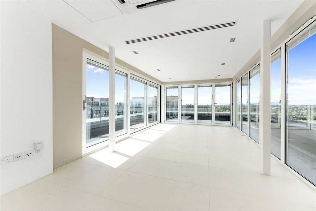 Property photo 2 of 31 Picture No. 12