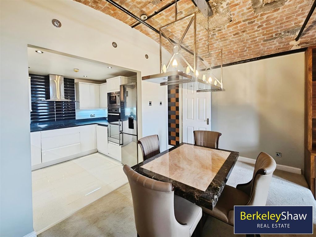 Property photo 3 of 13 Dining Area