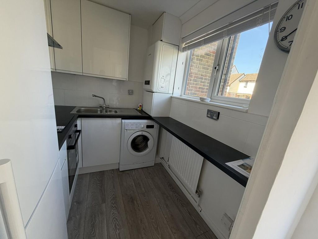 Property photo 3 of 9 Kitchen