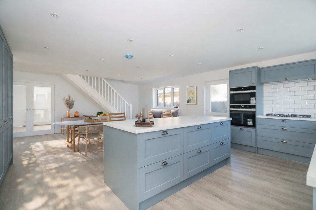 Property photo 3 of 21