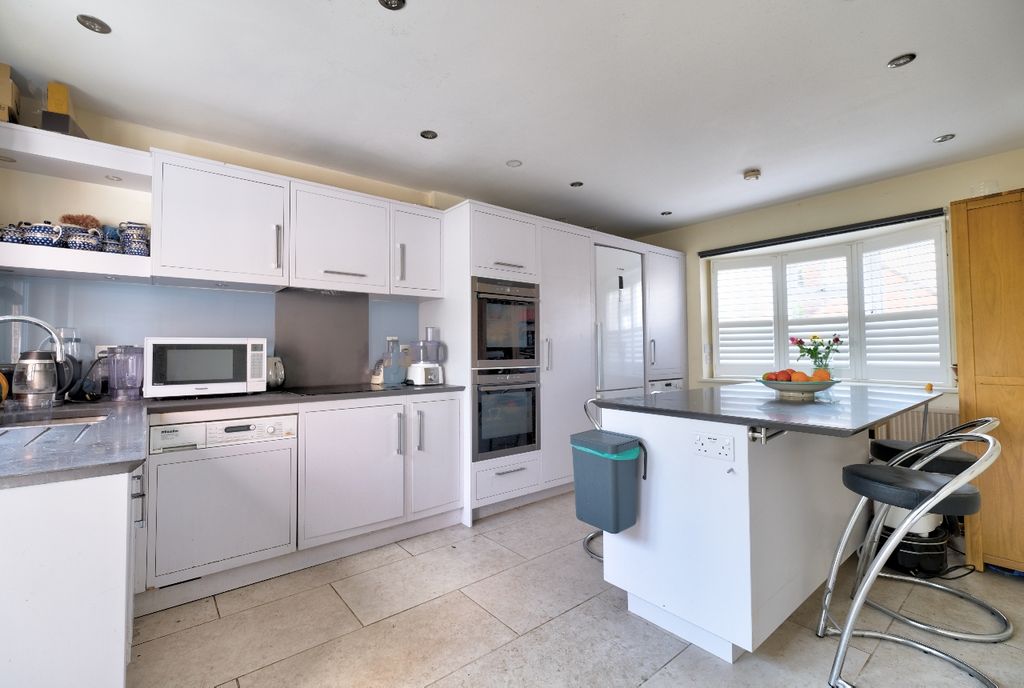 Property photo 3 of 12 Kitchen 2