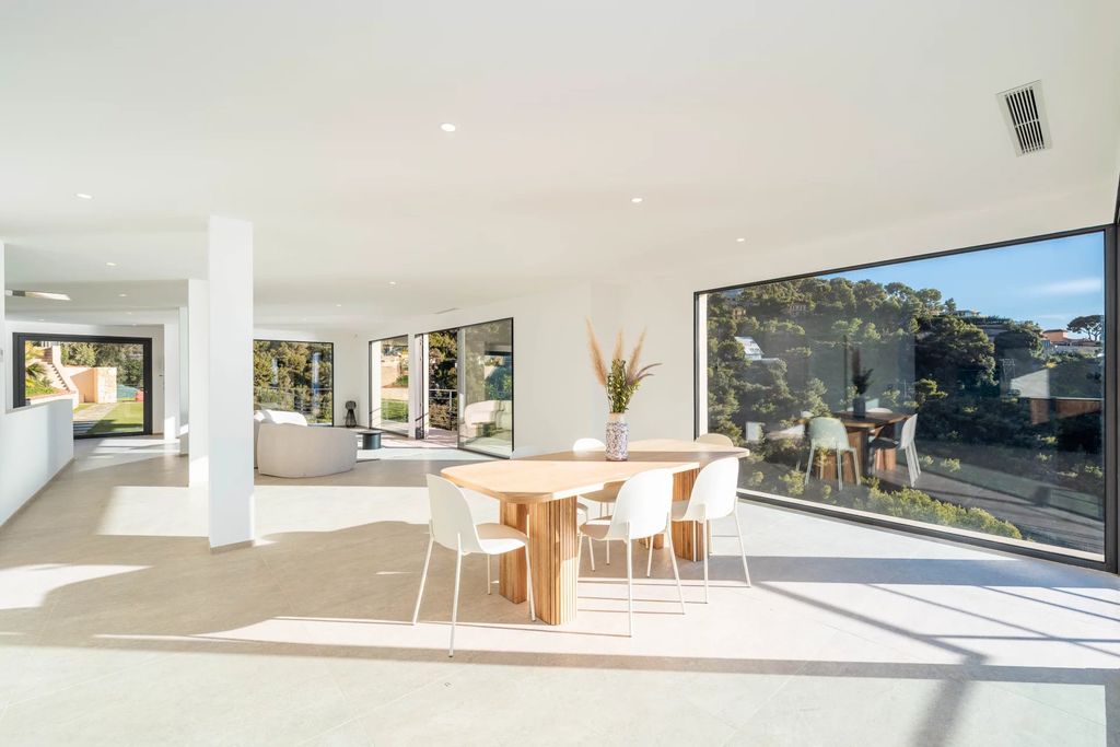 Property photo 2 of 48