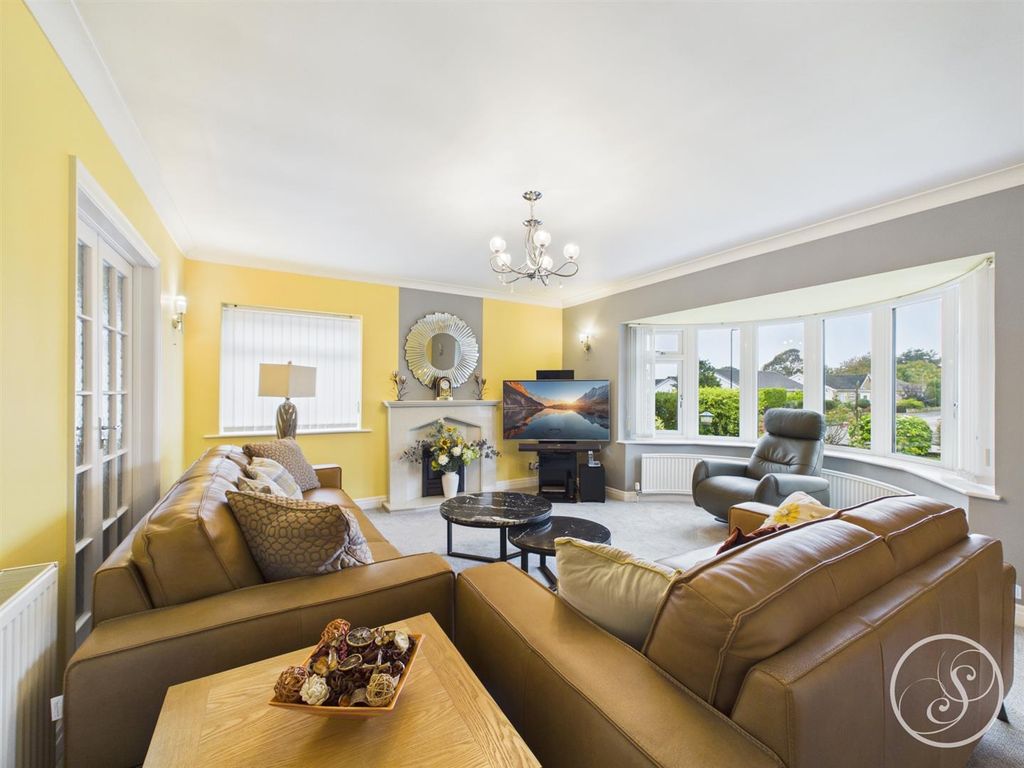 Property photo 3 of 24 Lounge