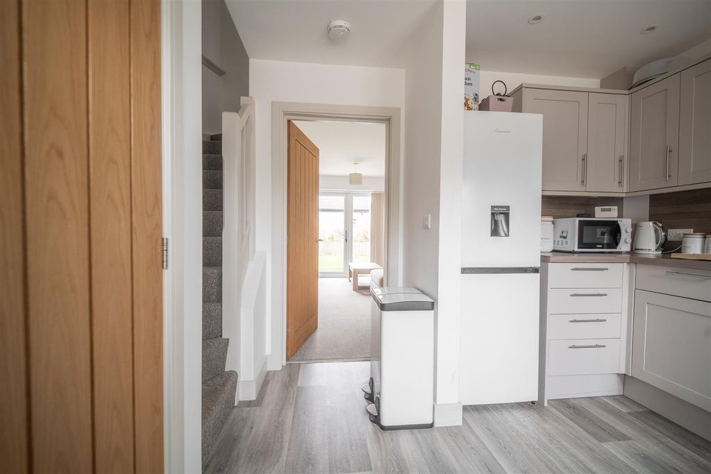 Property photo 3 of 10 Entrance Hall