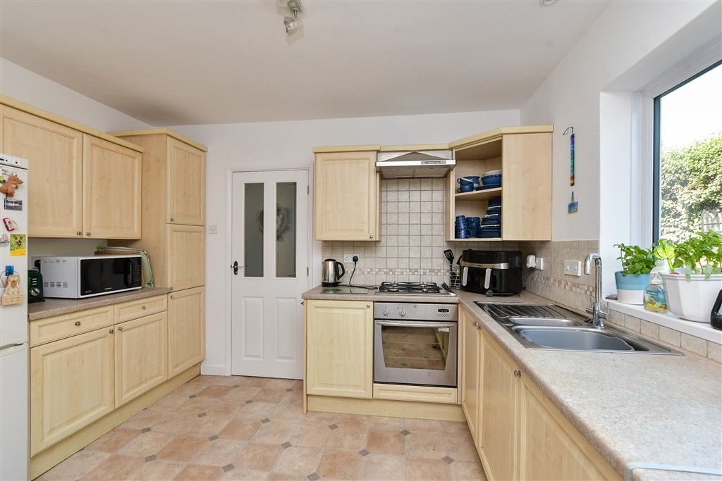 Property photo 3 of 10 Kitchen