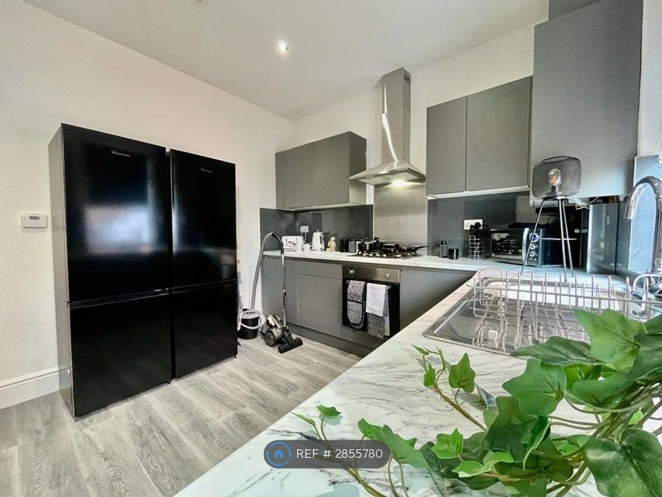 Property photo 2 of 10 Kitchen