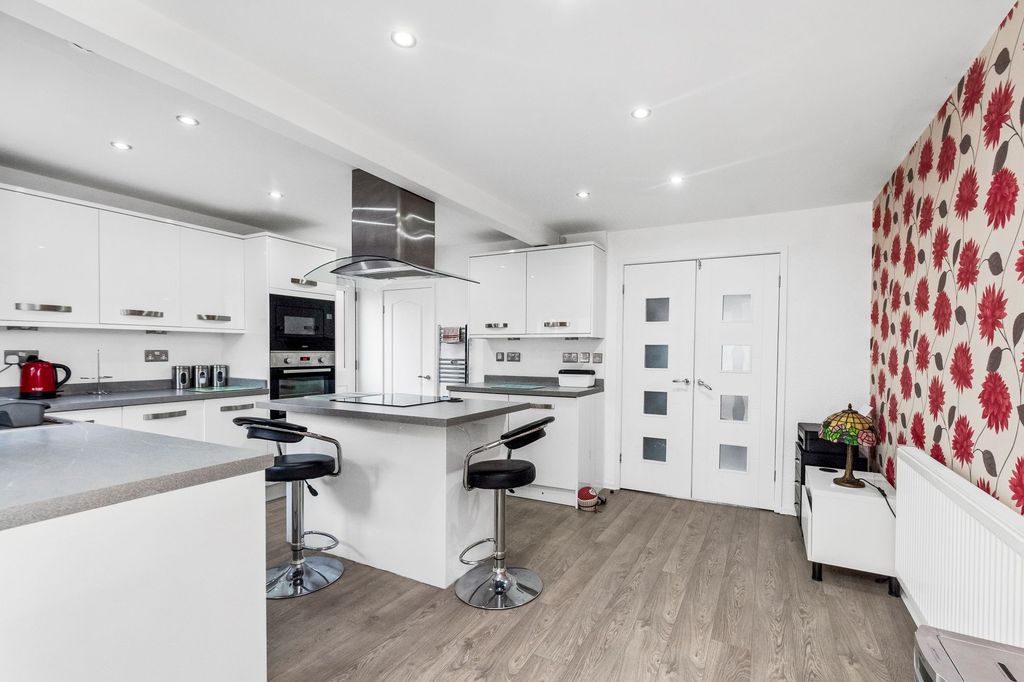 Property photo 3 of 34