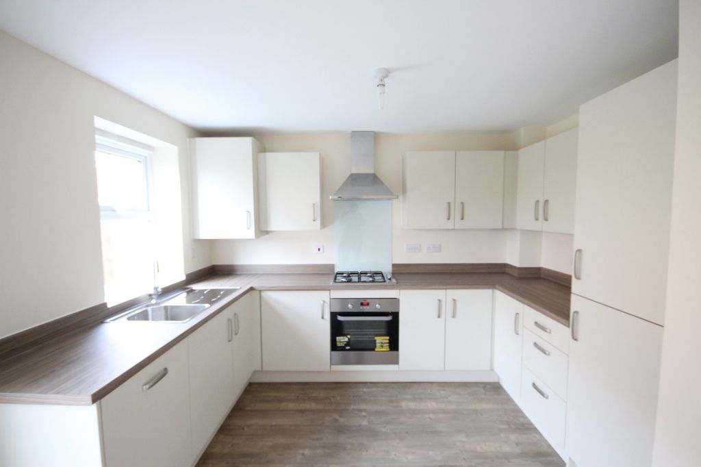 Property photo 3 of 8 Kitchen