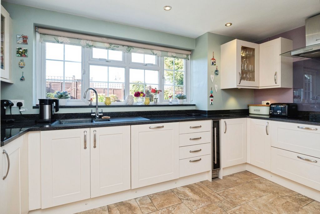 Property photo 3 of 17 Kitchen