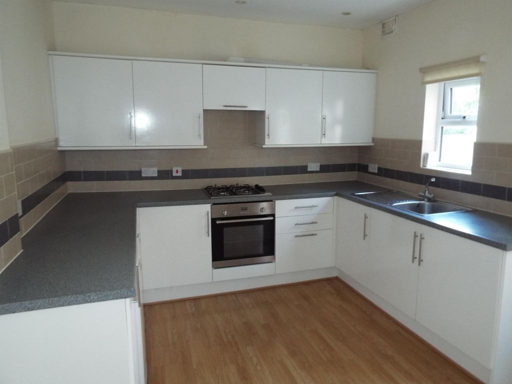 Property photo 3 of 8 Kitchen