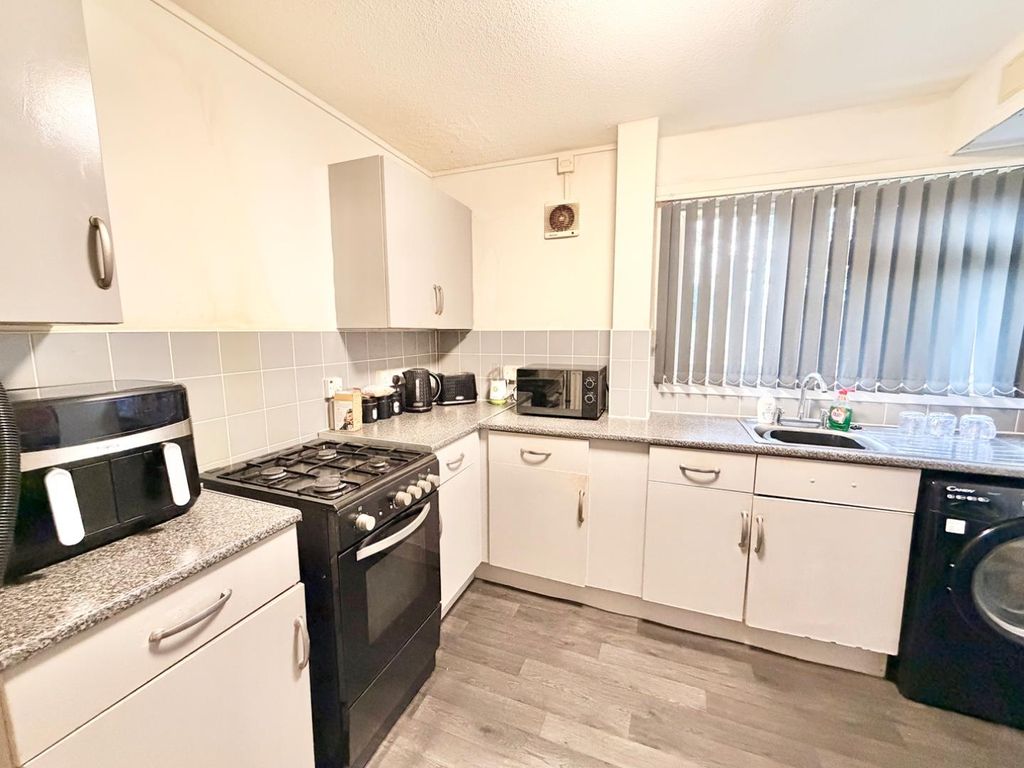 Property photo 3 of 9 Kitchen