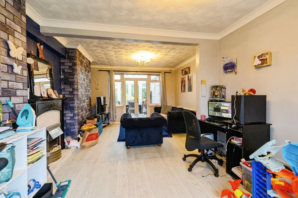 Property photo 2 of 20 Lounge