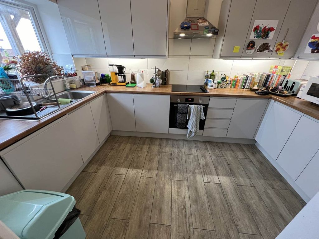 Property photo 2 of 12 Kitchen