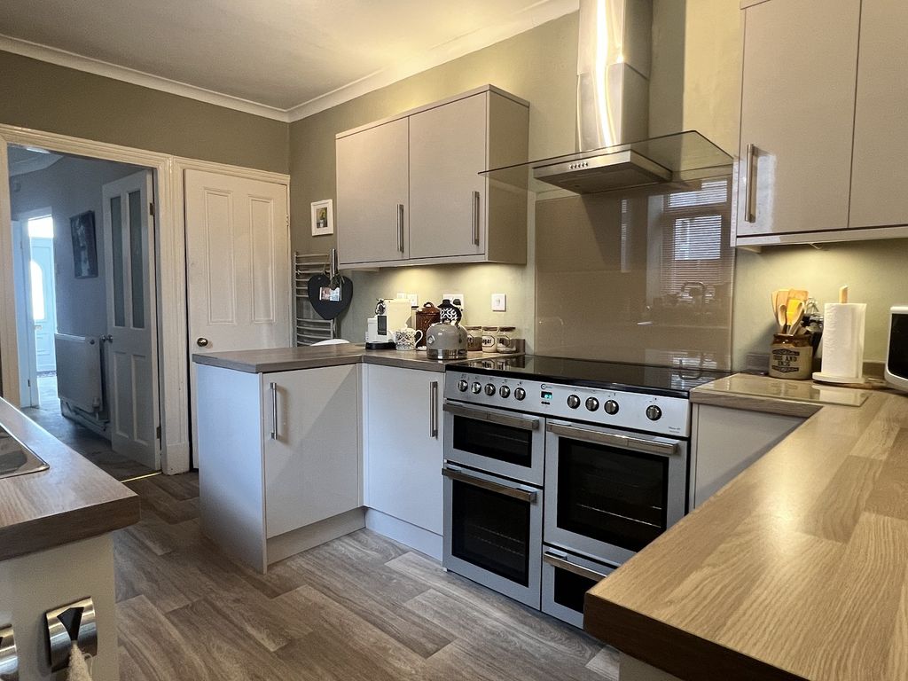 Property photo 3 of 19 Kitchen