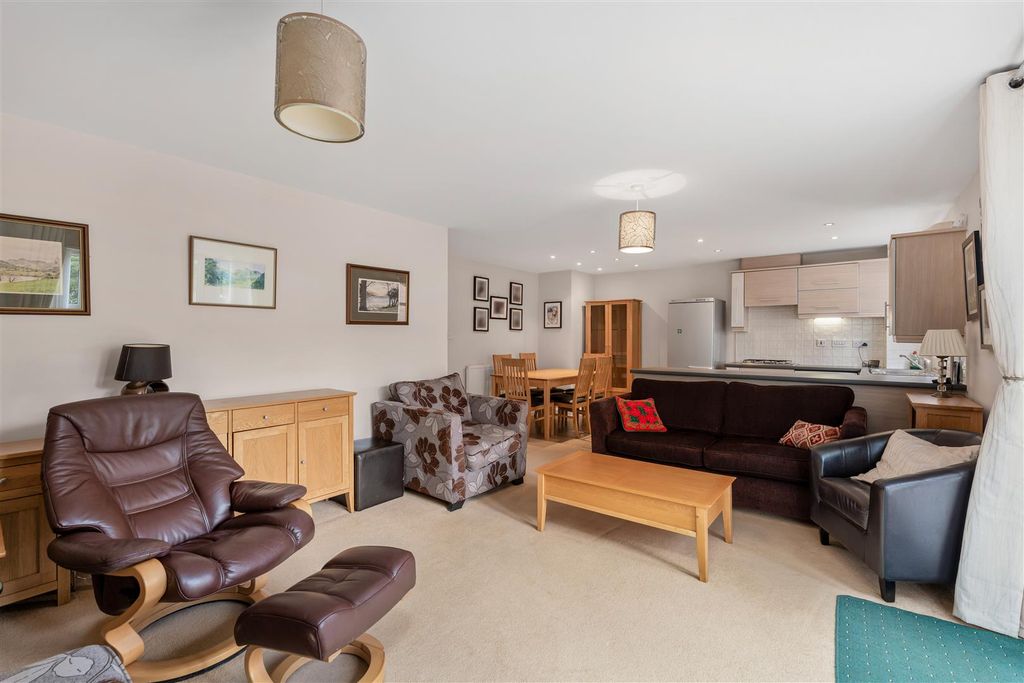 Property photo 2 of 13 2 Hawthorne House, Banbury-14.Jpg