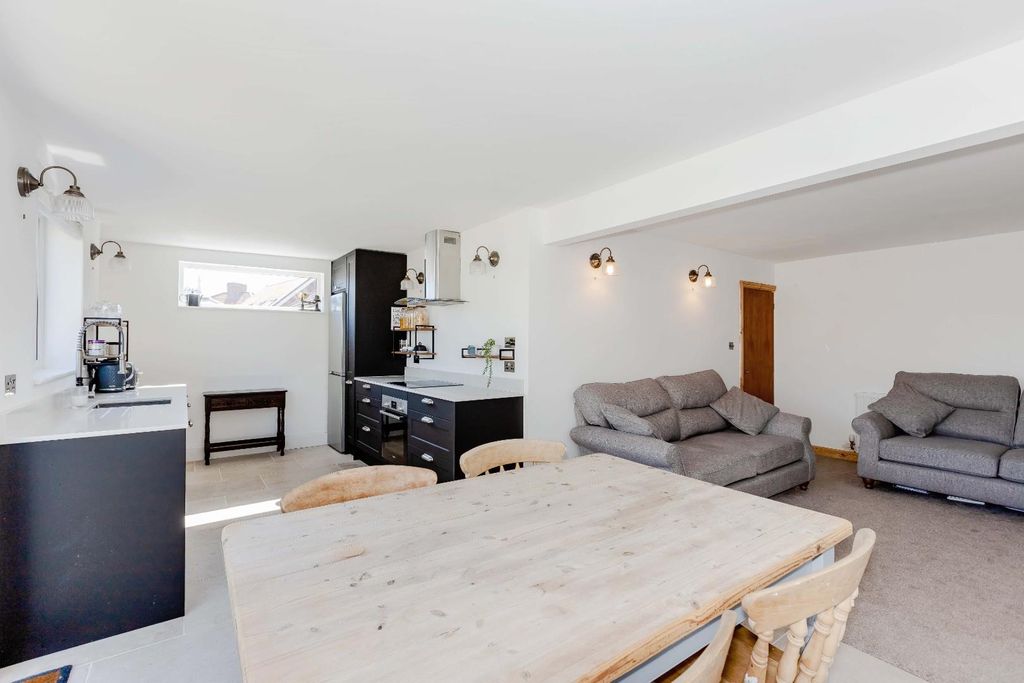 Property photo 2 of 12 Hillrise Ave_7.Jpg