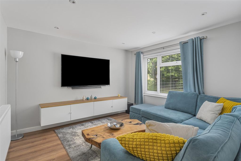 Property photo 3 of 13 69 Chatsworth Drive, Banbury-5.Jpg