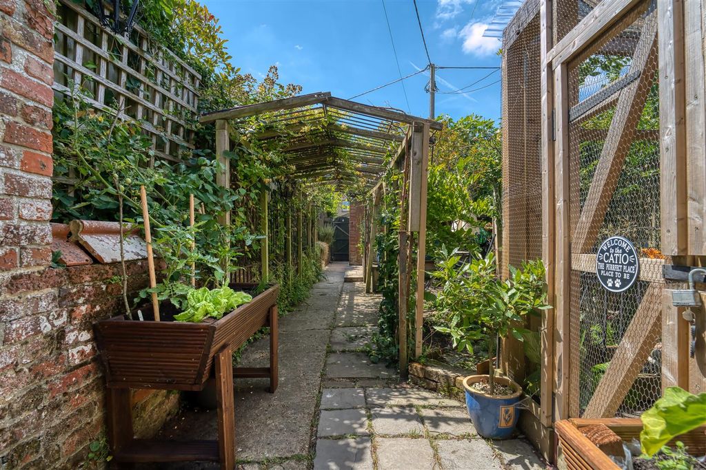 Property photo 3 of 9 Garden