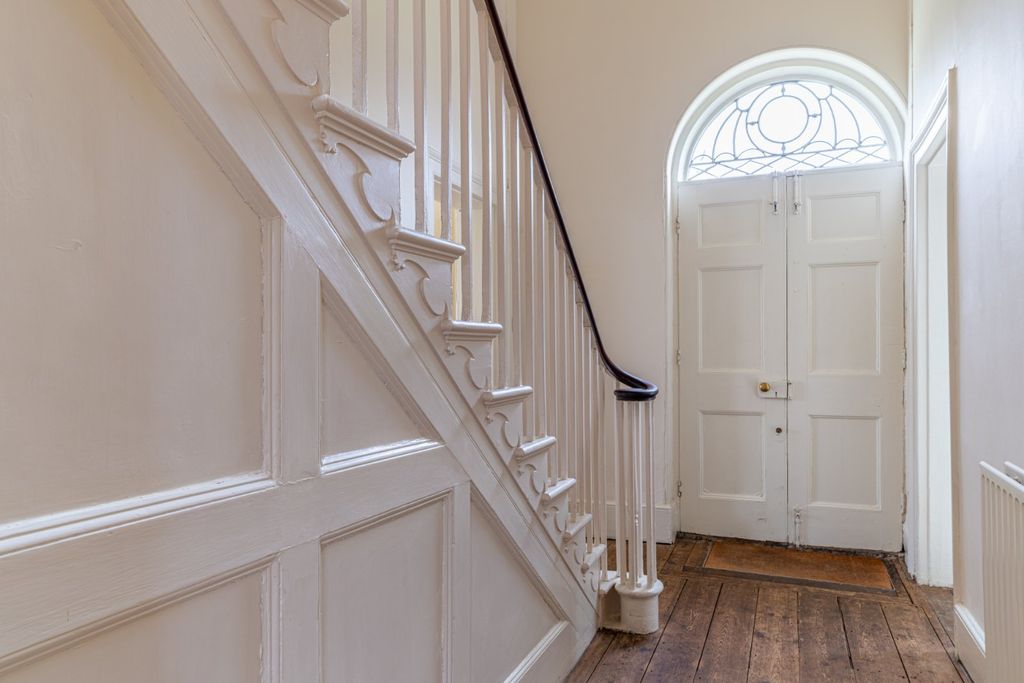 Property photo 2 of 18 Hallway