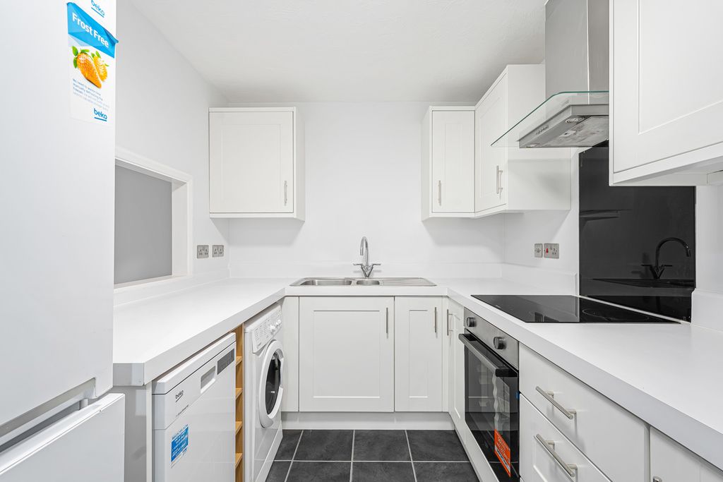 Property photo 3 of 18 Kitchen