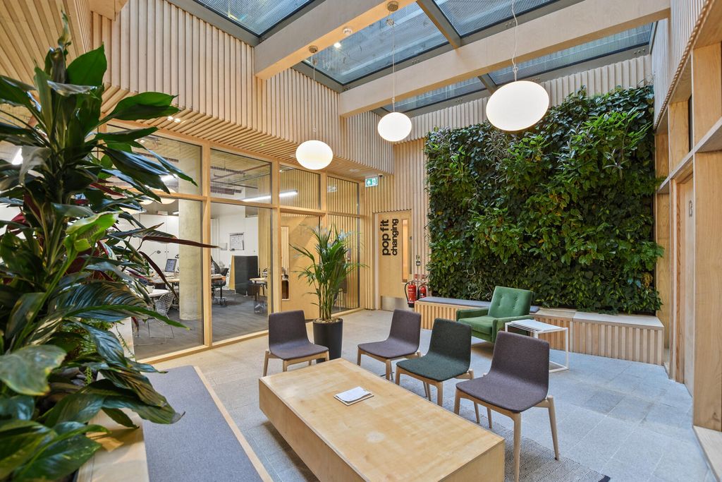 Property photo 3 of 9 Communal Waiting