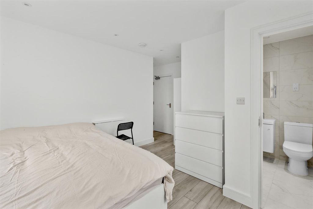 Property photo 2 of 5 Bedroom