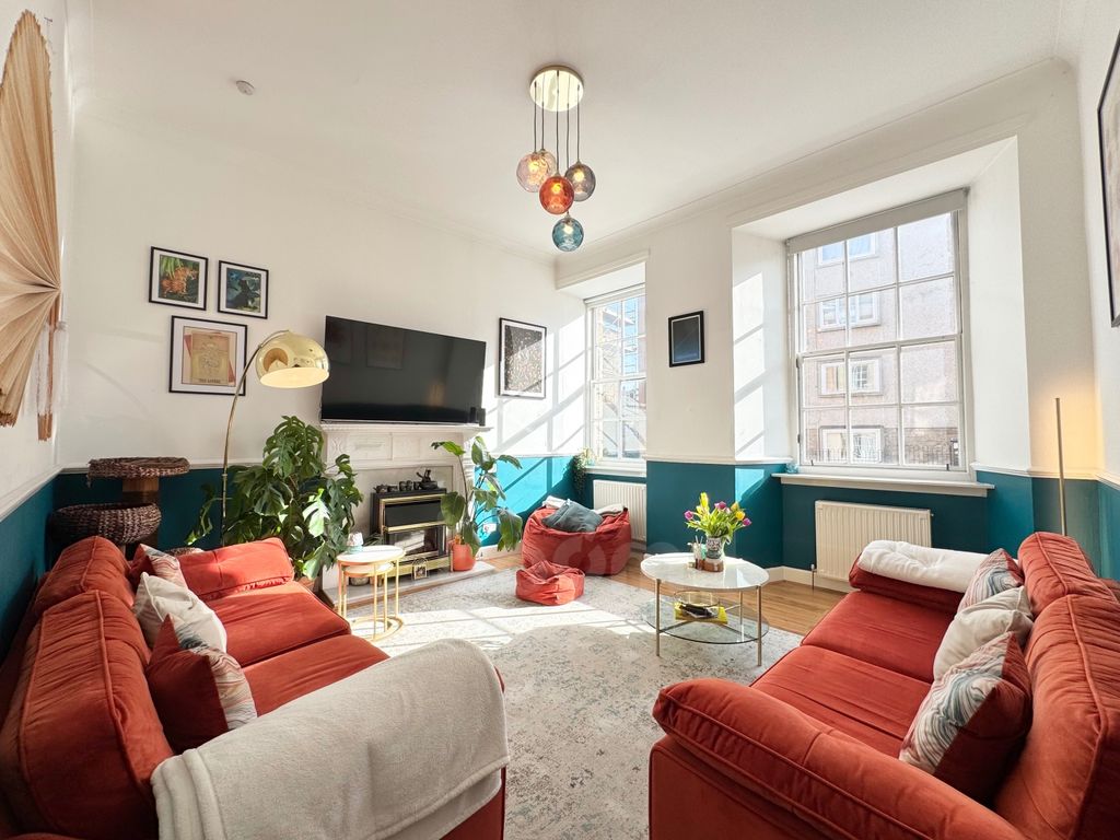 Property photo 2 of 19 George Street, Paisley Lounge