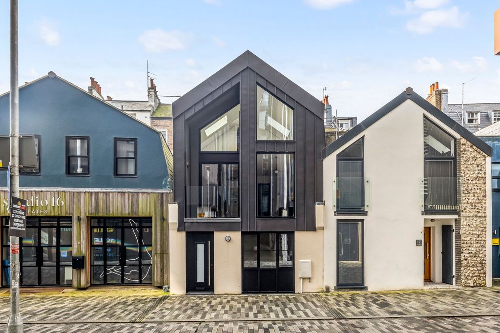 Property photo 1 of 21