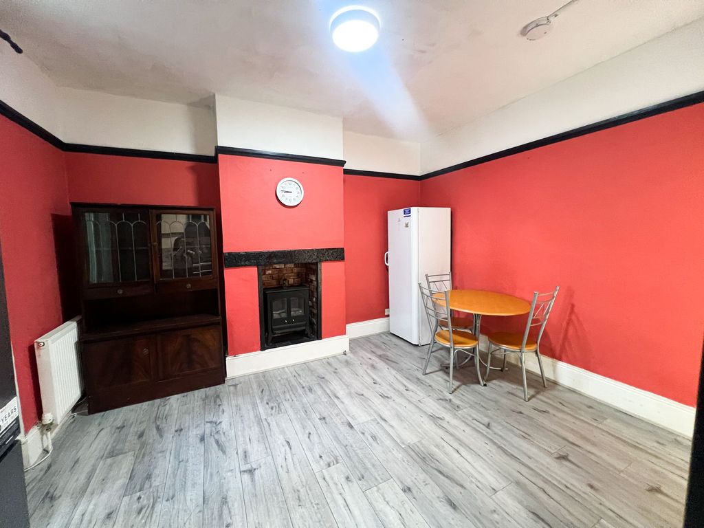 Property photo 3 of 14 Westbury Rd Ig11
