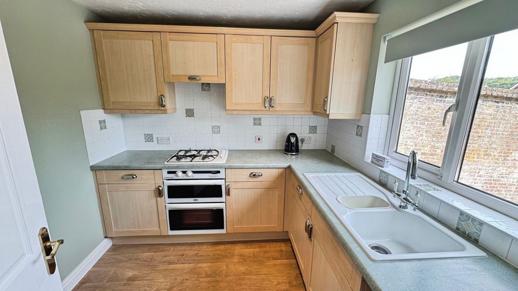 Property photo 3 of 11 Kitchen