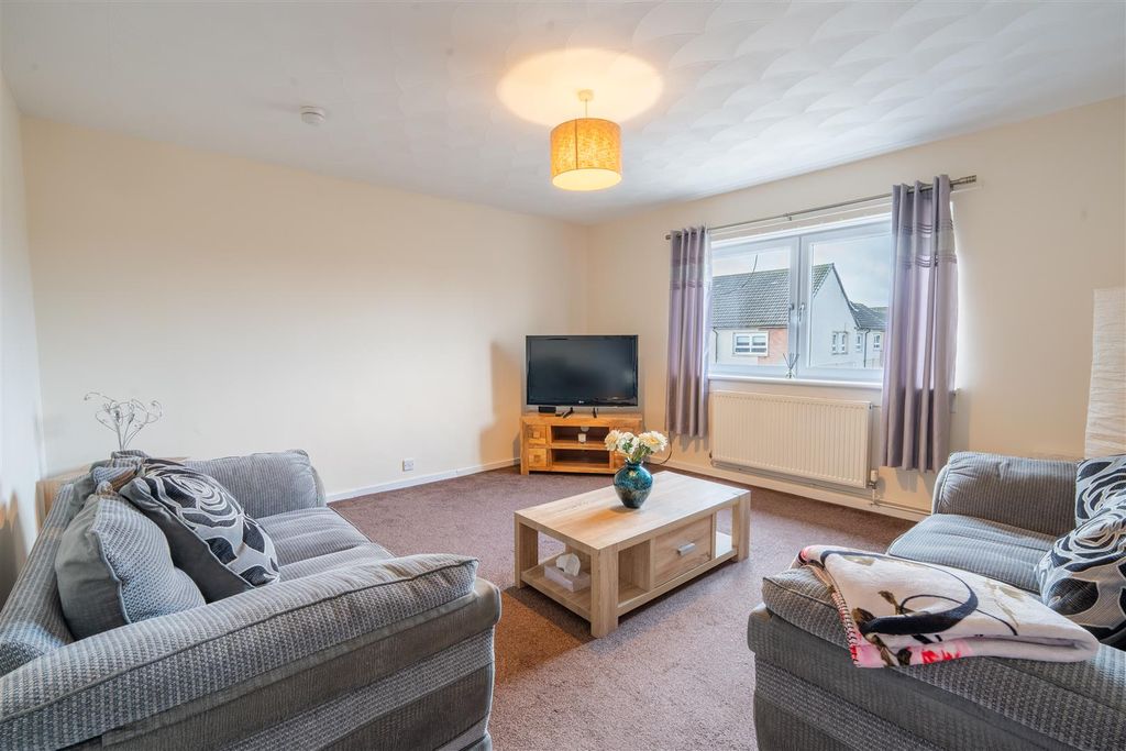 Property photo 3 of 15 Lounge