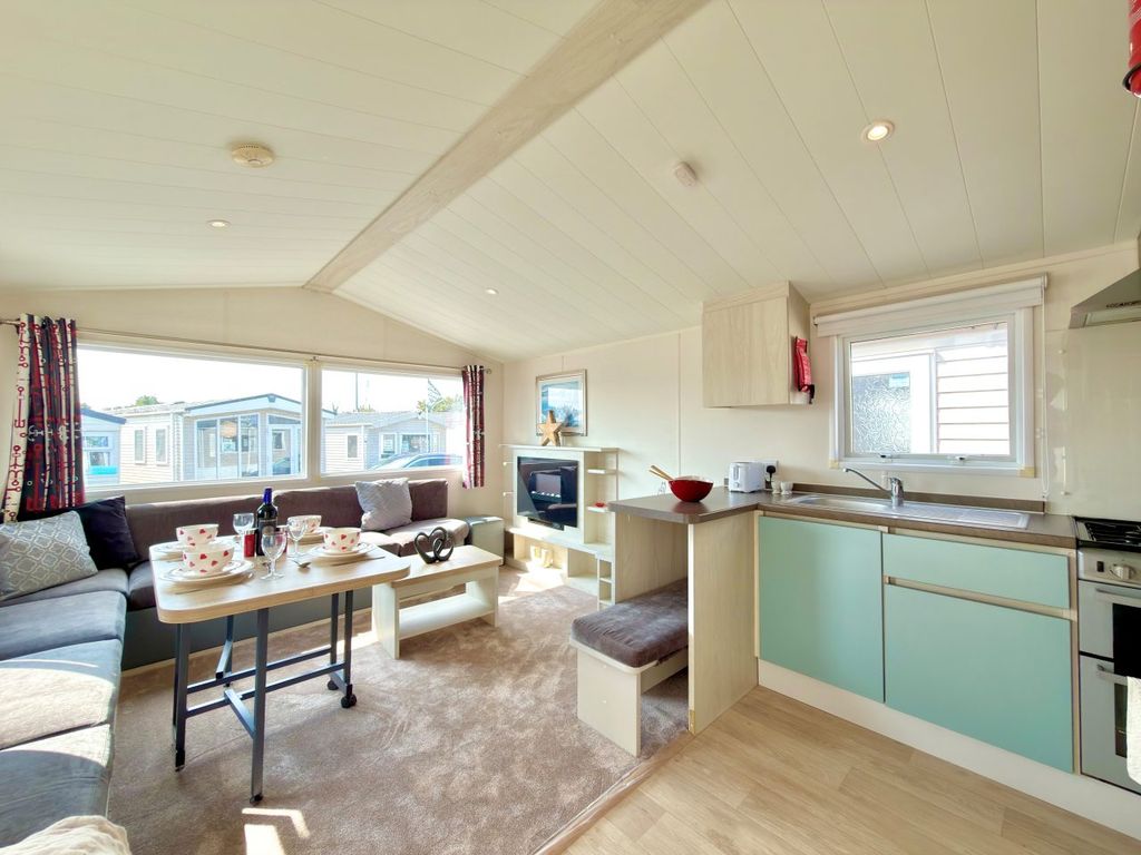 Property photo 2 of 7 Atlas Topaz 2015 Car0064720 144336553.Jpeg