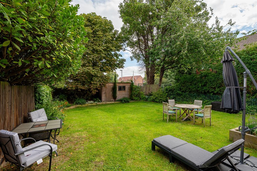 Property photo 2 of 13 Garden 1