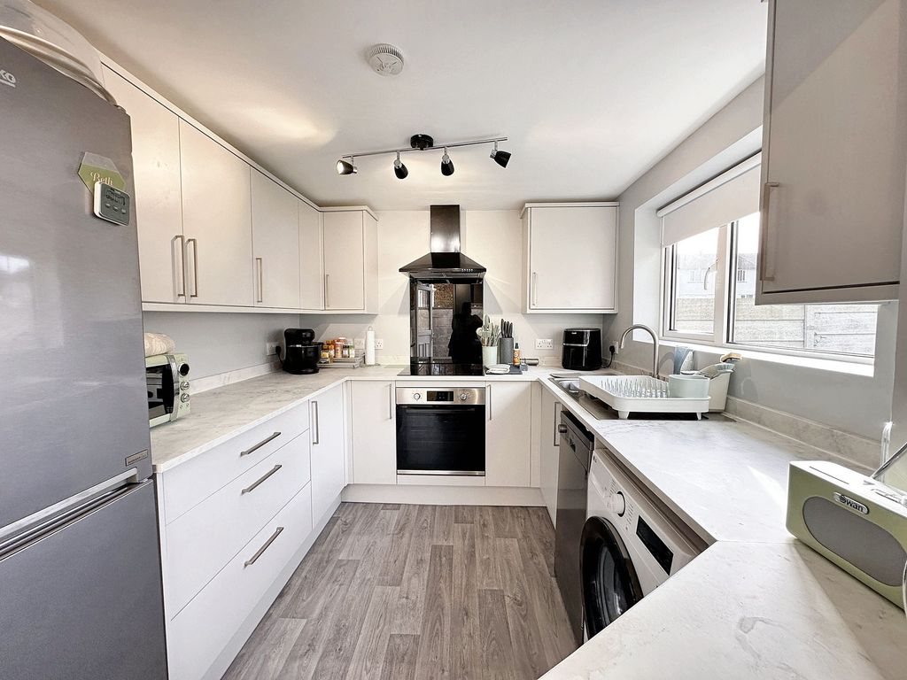 Property photo 3 of 14 Kitchen