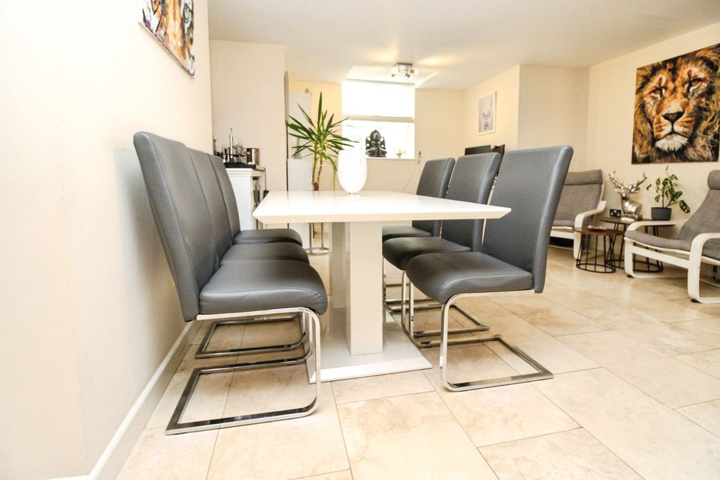 Additional image 6 of 2 bed flat for saleWarwick Place, Leamington Spa CV32