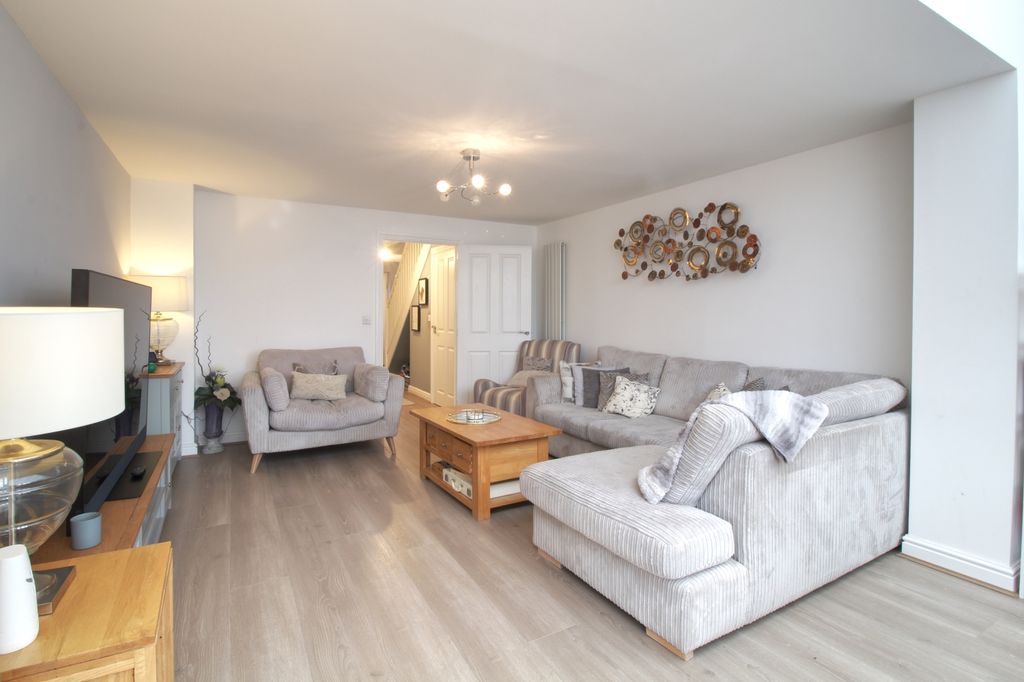 Property photo 3 of 15 Living Room3