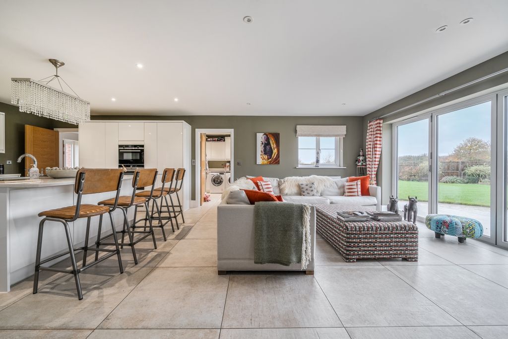 Property photo 2 of 20 1376340-18-6911Bc...