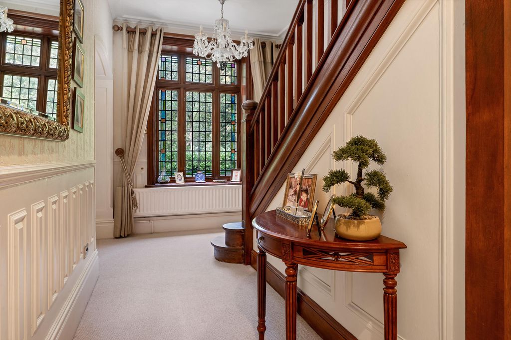 Property photo 3 of 38 Entrance Hall