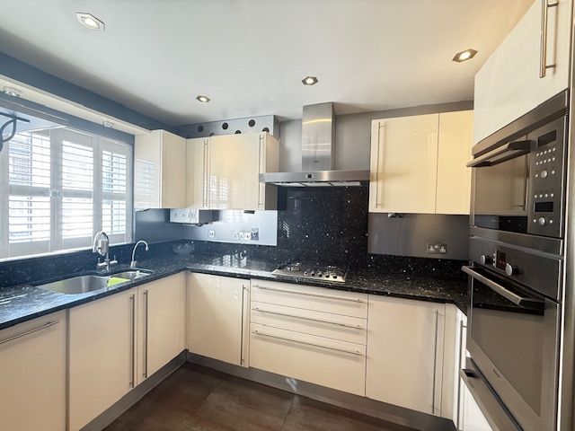 Property photo 3 of 14 Kitchen